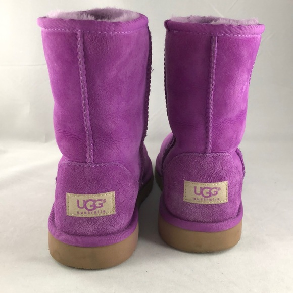 Ugg Classic Short Boots - Picture 3 of 6